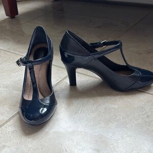 Giani Bernini Vineza T-Strap Maryjane Pumps. Navy blue patent and leather 6.5